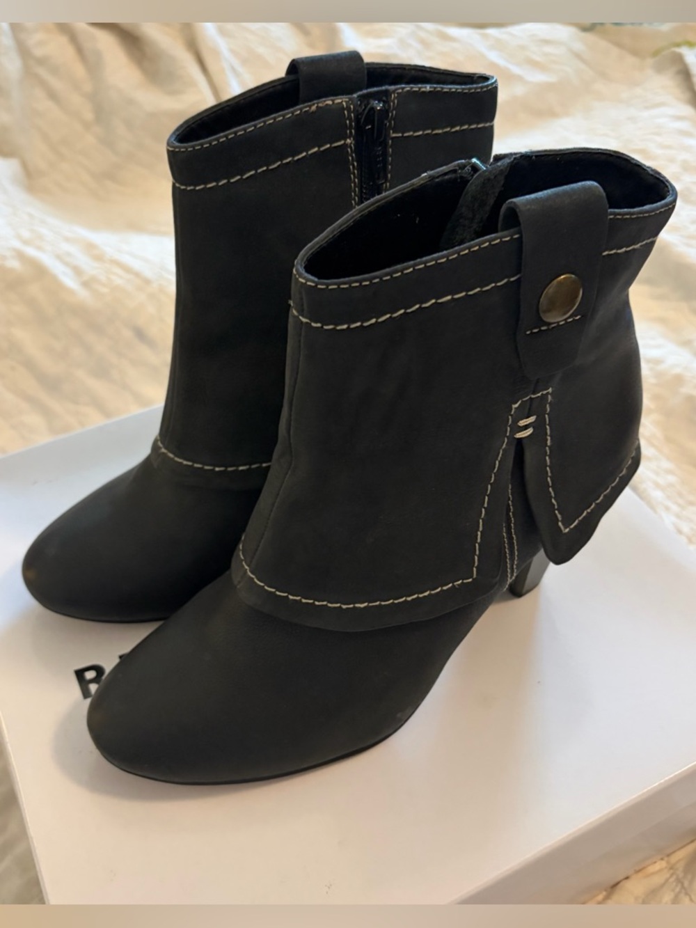 Report Footwear Hayward Women's Black Ankle Boots with Contrast Stitching SZ 8.5